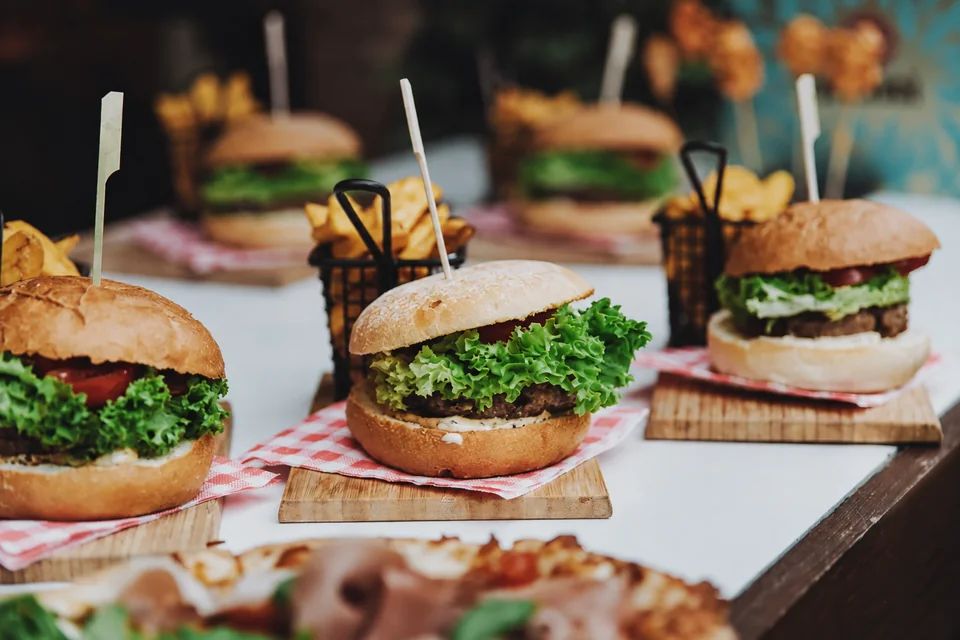 Burger mit frischem Salat und Pommes beim Gartenfest-Catering von Partyservice Kroll