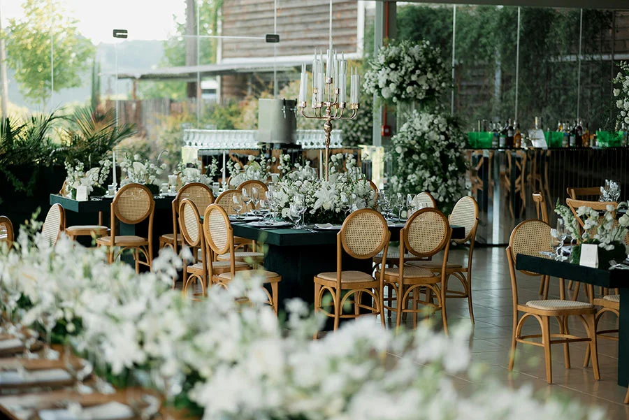 Festlich gedeckte Hochzeitstafel mit Kerzen und Pflanzen