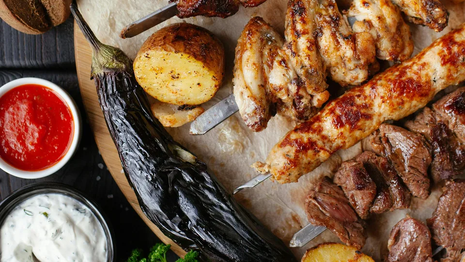 Fleisch wird über offenem Feuer gegrillt