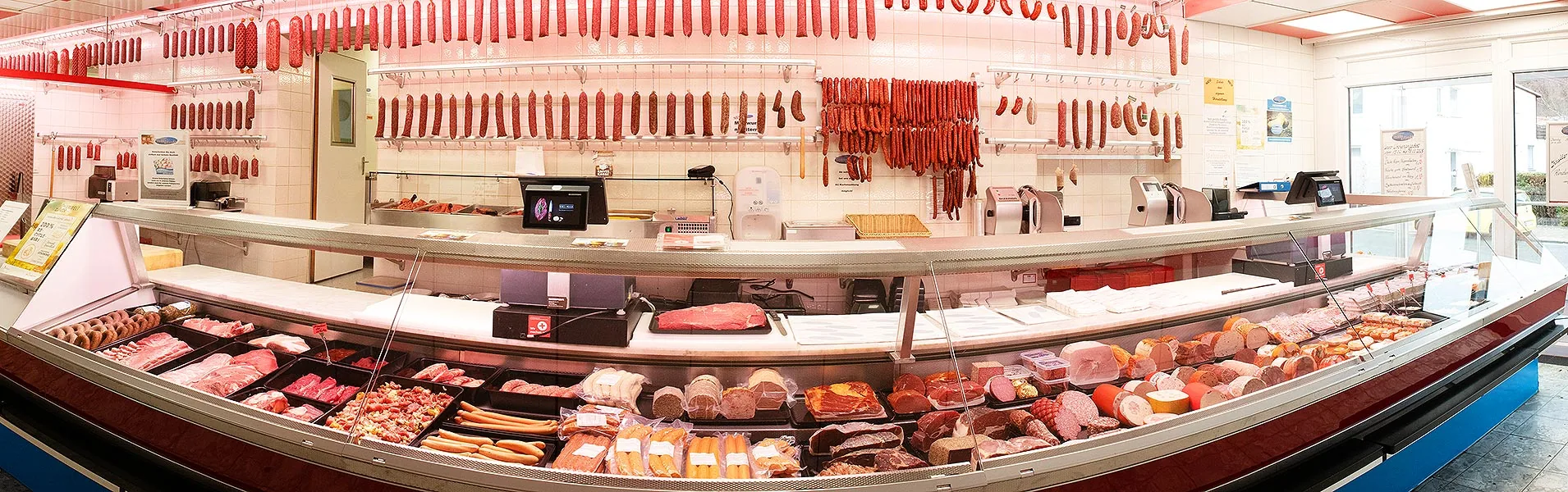 Verkaufstheke und Wurstspezialitäten der Fleischerei Kroll in Diekholzen